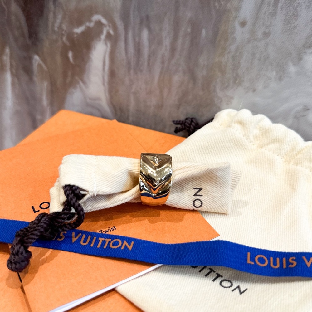 Louis Vuitton Unchain V Gold Tone Ring Size M